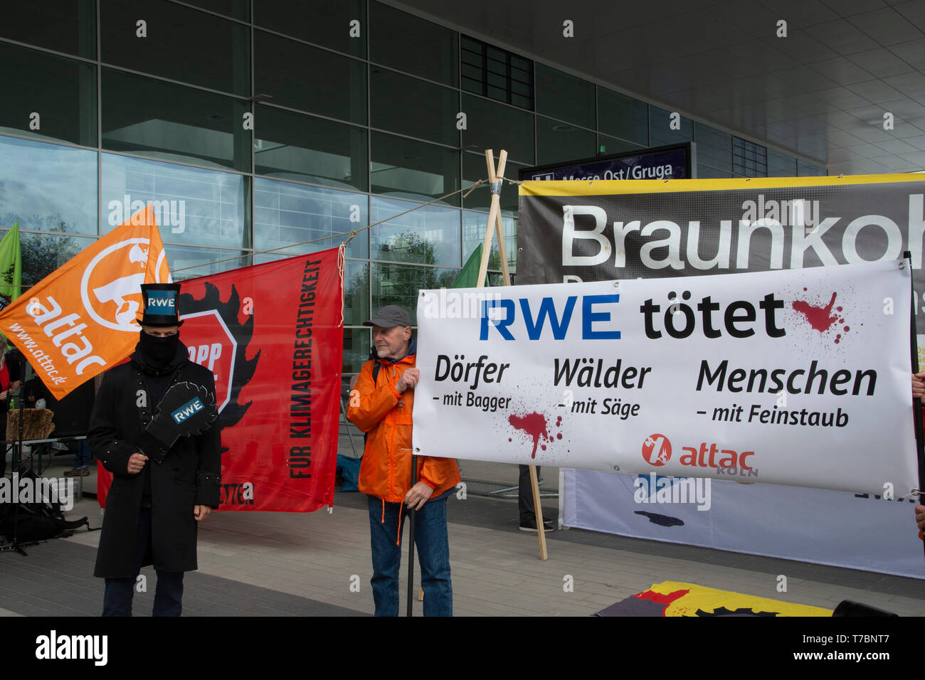 Mangiare, Deutschland. 03 Maggio, 2019. Poster con la scritta 'RWE uccide Doerfer Waelder Menschen", attac, dimostrazione di attivisti del clima di fronte al Grugahalle, protesta contro la lignite e carbone, elettricità, energia nucleare, il cambiamento climatico, la Riunione Generale Annuale di RWE AG su 03.05.2019 in Grugahalle di Essen | Utilizzo di credito in tutto il mondo: dpa/Alamy Live News Foto Stock