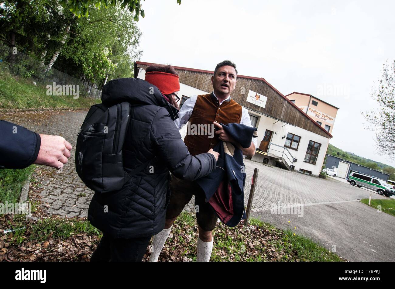 Greding, Baviera, Germania. Il 4 maggio, 2019. Serie di foto di un atto di aggressione da parte di destra radicale-avvocato DUBRAVKO MANDIC contro diritto-estremismo esperto giornalista e BIRGIT MAIR (faccia sfocata). Mandic aggressivamente si avvicinò a giornalisti come visto in un ora di video virali, e poi ha rubato il cellulare da Mair la mano. Die estremista di destra a fianco della alternativa per la Germania parte conosciuta come 'der Fluegel'' ("l'ala'') apparso in Greding, vicino a Norimberga in Baviera. Che figurano con il gruppo è stato Bjoern Hoecke, Benjamin Nolte, Bernhard Zimniok e Christina Baum. Grazie ai collegamenti a destra-extr Foto Stock