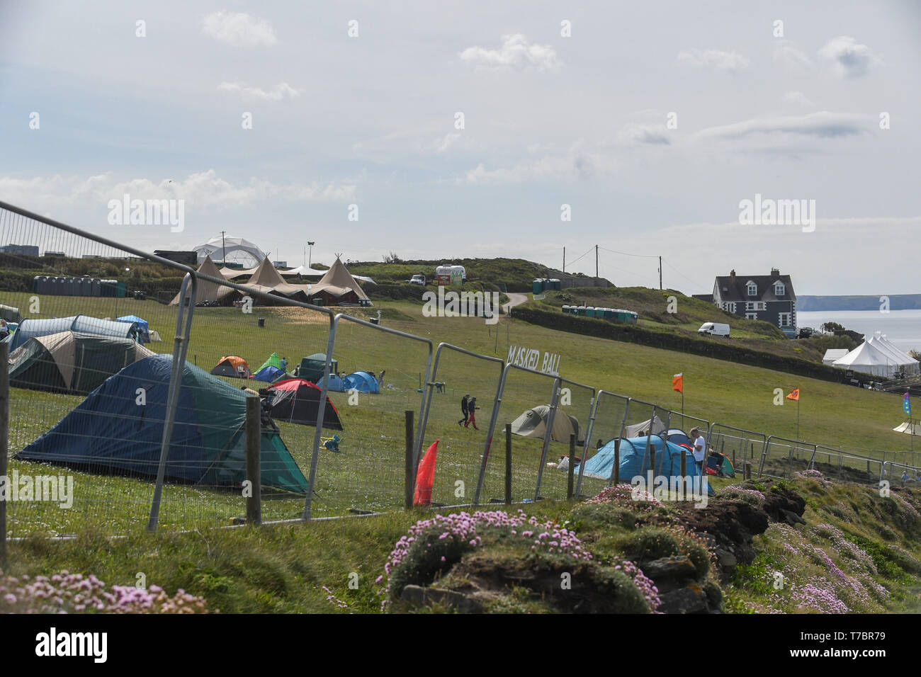 Parc Trammel Cove, Porthleven, Cornwall, Regno Unito. Il 6 maggio 2019. Questa è la scena della scogliera dove 3 uomini caddero 70ft da un dirupo domenica sera tardi vicino al sito del Ballo in maschera, weekend festival di musica. Le lesioni sono gravi e vengono trattati a Derriford Hospital di Plymouth. L'estate Masked Ball è una 3 giorni di festa in cui i partecipanti possono camp su campi che sono adiacenti al sito dell'incidente. Credito / Cwpix Alamy Live News Foto Stock