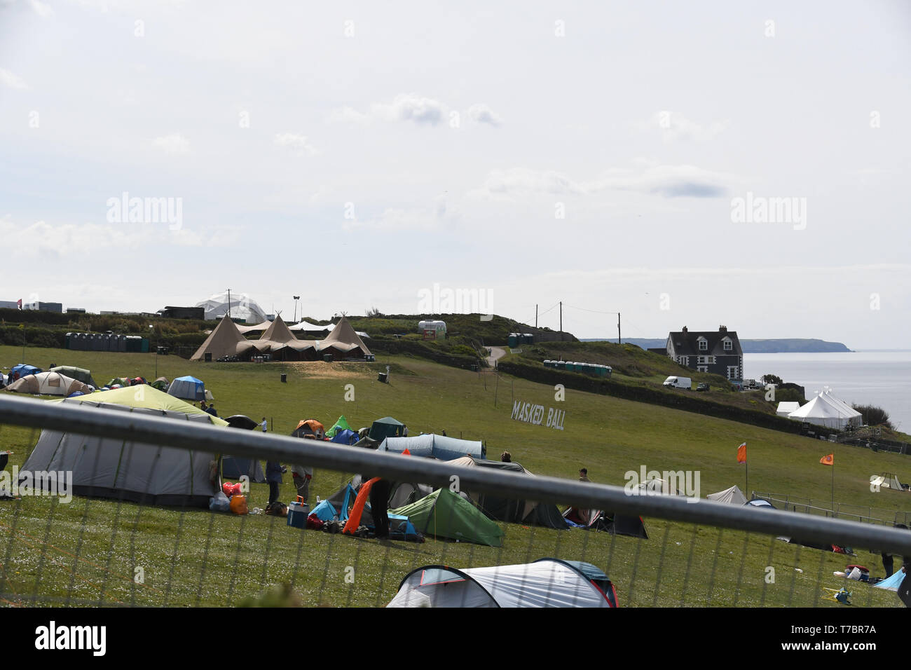 Parc Trammel Cove, Porthleven, Cornwall, Regno Unito. Il 6 maggio 2019. Questa è la scena della scogliera dove 3 uomini caddero 70ft da un dirupo domenica sera tardi vicino al sito del Ballo in maschera, weekend festival di musica. Le lesioni sono gravi e vengono trattati a Derriford Hospital di Plymouth. L'estate Masked Ball è una 3 giorni di festa in cui i partecipanti possono camp su campi che sono adiacenti al sito dell'incidente. Credito / Cwpix Alamy Live News Foto Stock