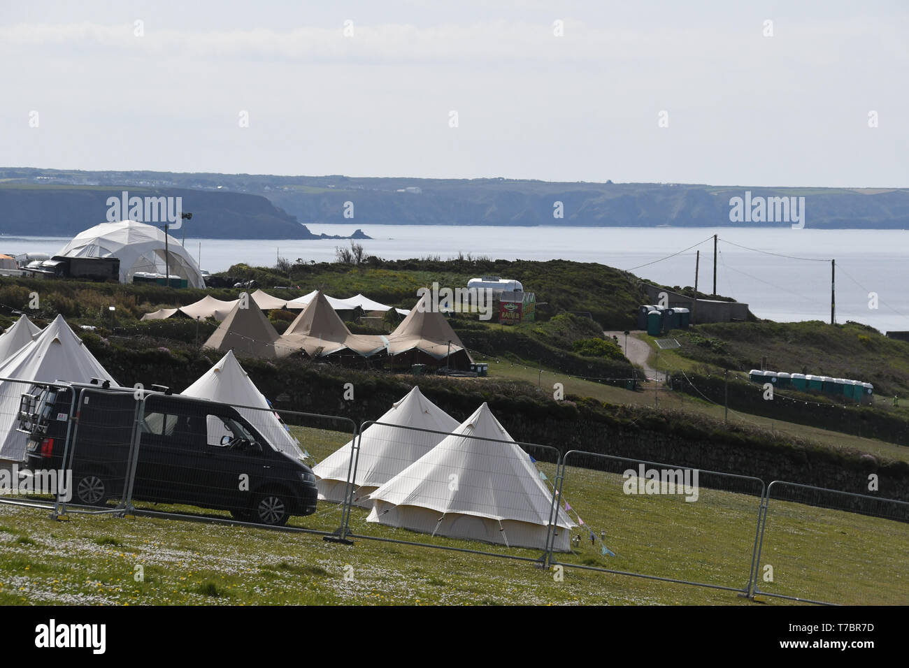 Parc Trammel Cove, Porthleven, Cornwall, Regno Unito. Il 6 maggio 2019. Questa è la scena della scogliera dove 3 uomini caddero 70ft da un dirupo domenica sera tardi vicino al sito del Ballo in maschera, weekend festival di musica. Le lesioni sono gravi e vengono trattati a Derriford Hospital di Plymouth. L'estate Masked Ball è una 3 giorni di festa in cui i partecipanti possono camp su campi che sono adiacenti al sito dell'incidente. Credito / Cwpix Alamy Live News Foto Stock