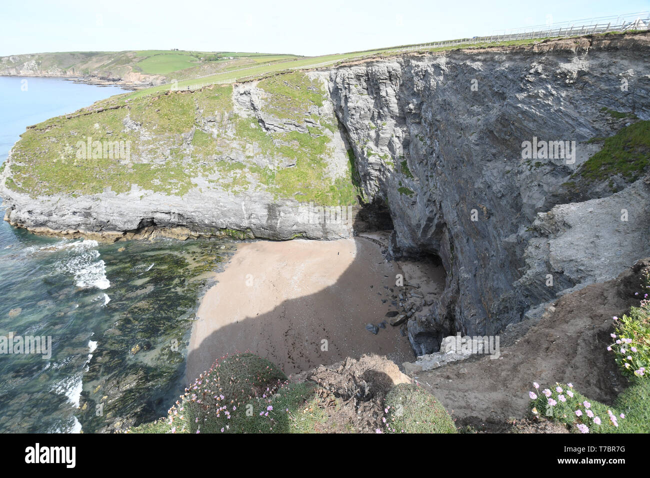 Parc Trammel Cove, Porthleven, Cornwall, Regno Unito. Il 6 maggio 2019. Questa è la scena della scogliera dove 3 uomini caddero 70ft da un dirupo domenica sera tardi vicino al sito del Ballo in maschera, weekend festival di musica. Le lesioni sono gravi e vengono trattati a Derriford Hospital di Plymouth. L'estate Masked Ball è una 3 giorni di festa in cui i partecipanti possono camp su campi che sono adiacenti al sito dell'incidente. Credito / Cwpix Alamy Live News Foto Stock