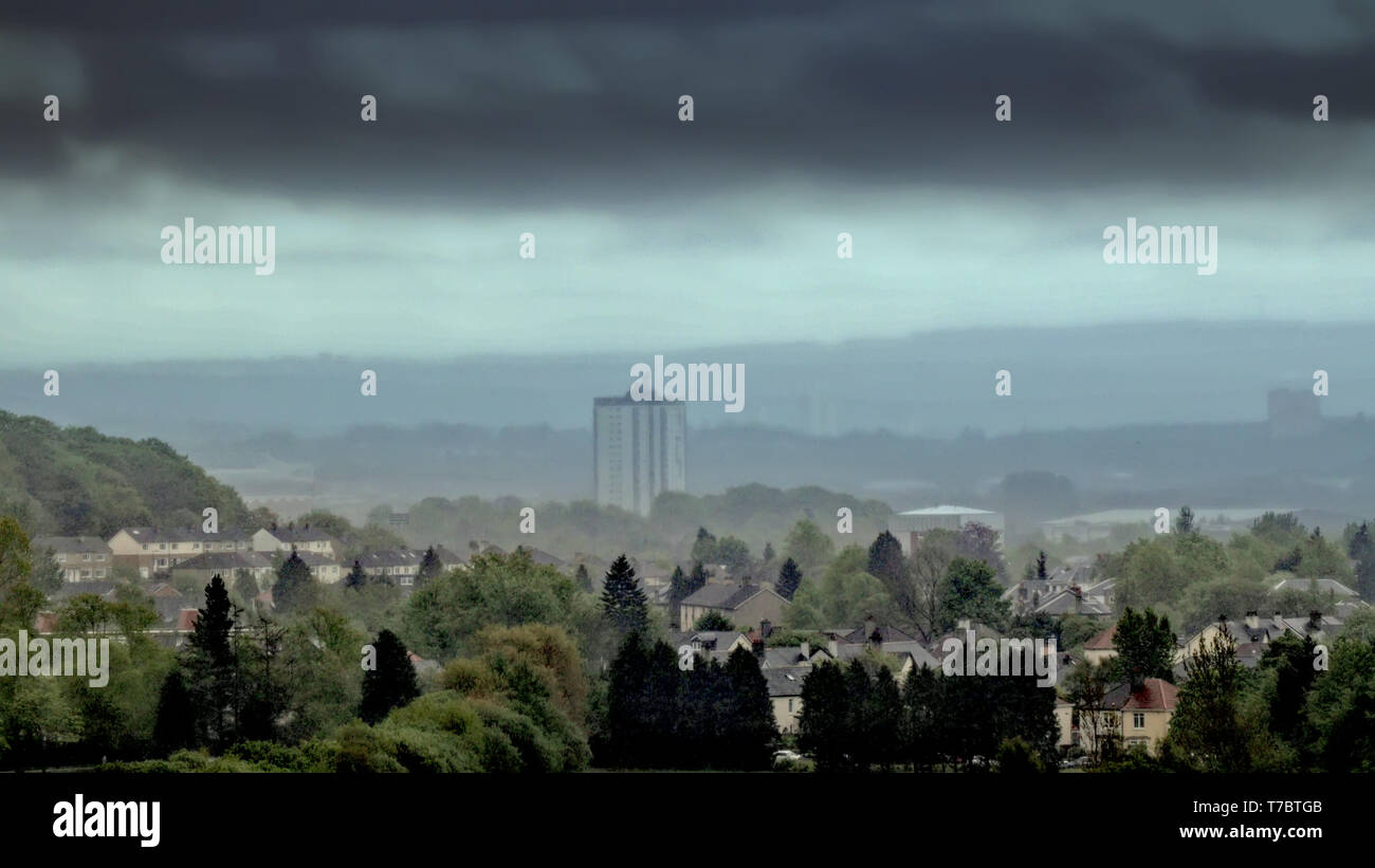 Glasgow, Scotland, Regno Unito. Il 6 maggio, 2019. Regno Unito Meteo. La pioggia e la nebbia e la scarsa visibilità mostra il verde ma nasconde le colline a sud della città. Credito: gerard ferry/Alamy Live News Foto Stock
