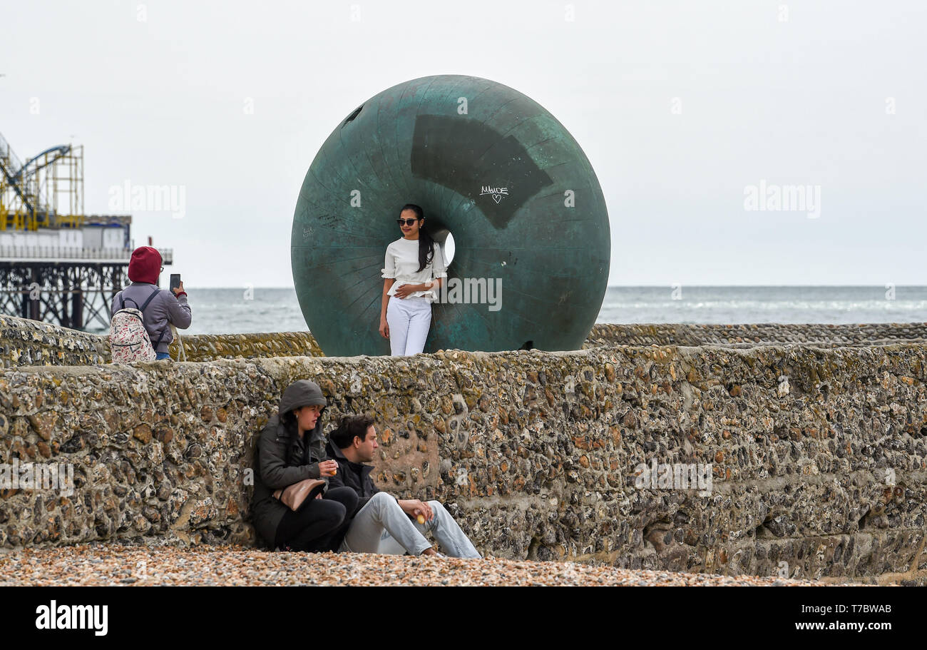 Brighton Regno Unito 6 Maggio 2019 - Visitatori wrap up caldo sulla spiaggia di Brighton di cui godono le vacanze di Maggio con indeciso di raffreddare le condizioni meteo di continuare in tutta la Gran Bretagna nei prossimi giorni. Credito: Simon Dack / Alamy Live News Foto Stock