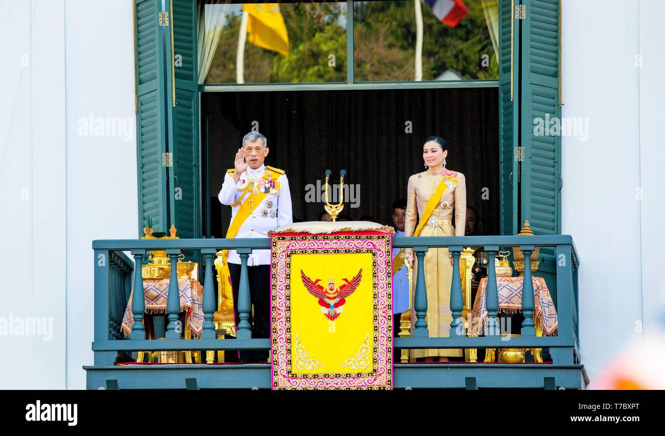 Bangkok, Tailandia. 06 Maggio, 2019. HM Re Maha Vajiralongkorn Bodindradebayavarangkun concede una udienza pubblica su un balcone di Suddhaisavarya Prasad hall del Grand Palace a ricevere i suoi auguri di pronta guarigione da parte del popolo, del 06 maggio 2019 Credit: Albert Nieboer/Paesi Bassi OUT/point de vue OUT |/dpa/Alamy Live News Foto Stock