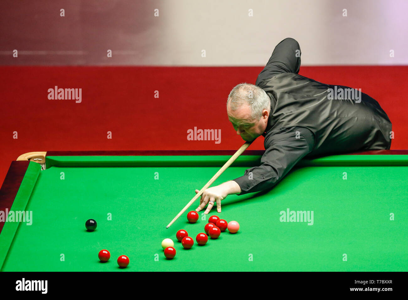 Sheffield, Yorkshire, Regno Unito. Il 6 maggio, 2019. Scozia John Higgins compete durante la terza sessione del finale con l'Inghilterra del Judd Trump a World Snooker Championship 2019 di Sheffield, Gran Bretagna il 6 maggio 2019. Credito: Han Yan/Xinhua/Alamy Live News Foto Stock