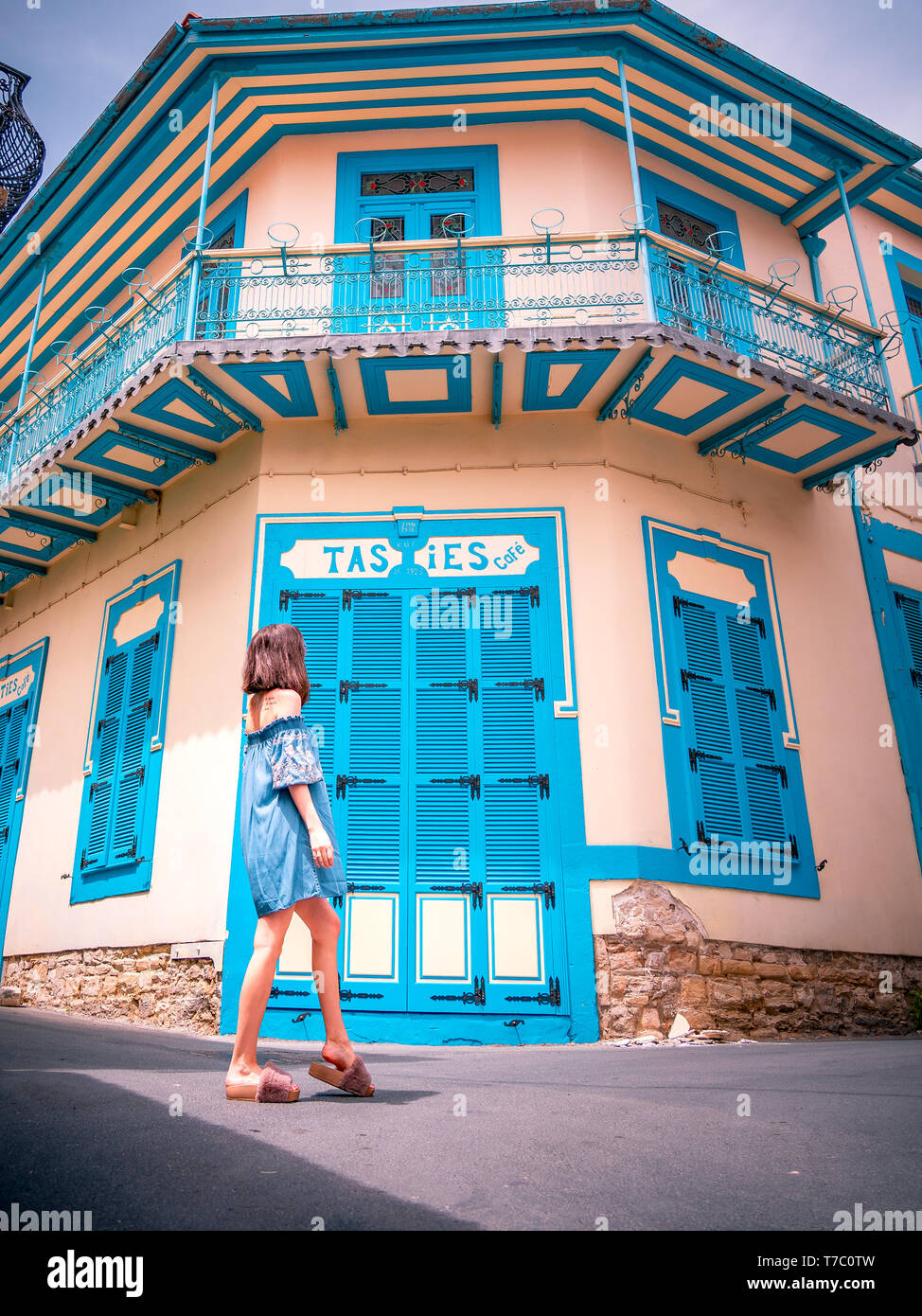 Giovane bella ragazza di fronte all edificio colorato nel villaggio di Lefkara, Cipro Foto Stock