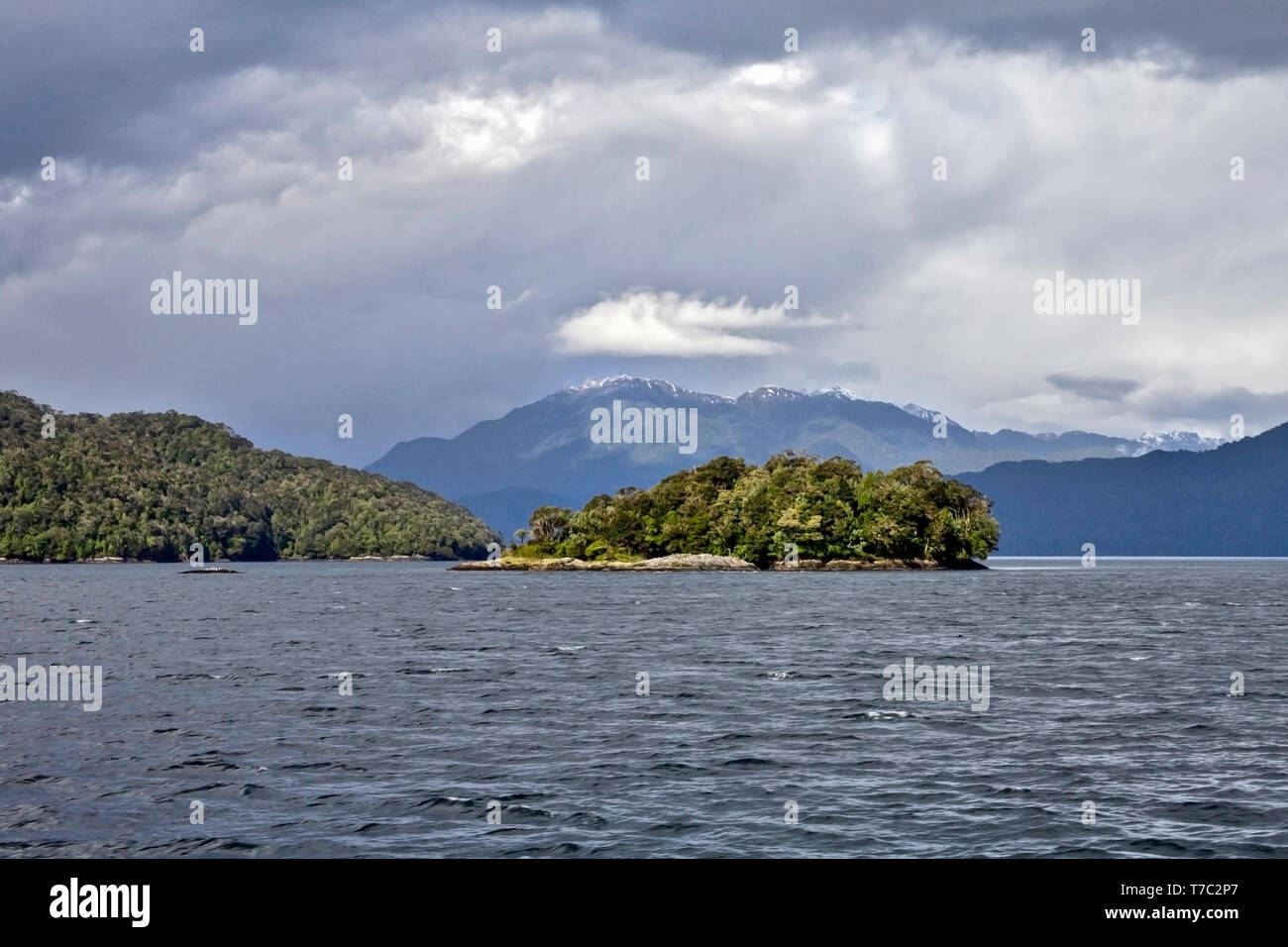 Moutainous unihabited in gran parte boschiva costiera di Patagonia visto da una nave da crociera a San Rafael ghiacciaio nel sud del Cile. Foto Stock