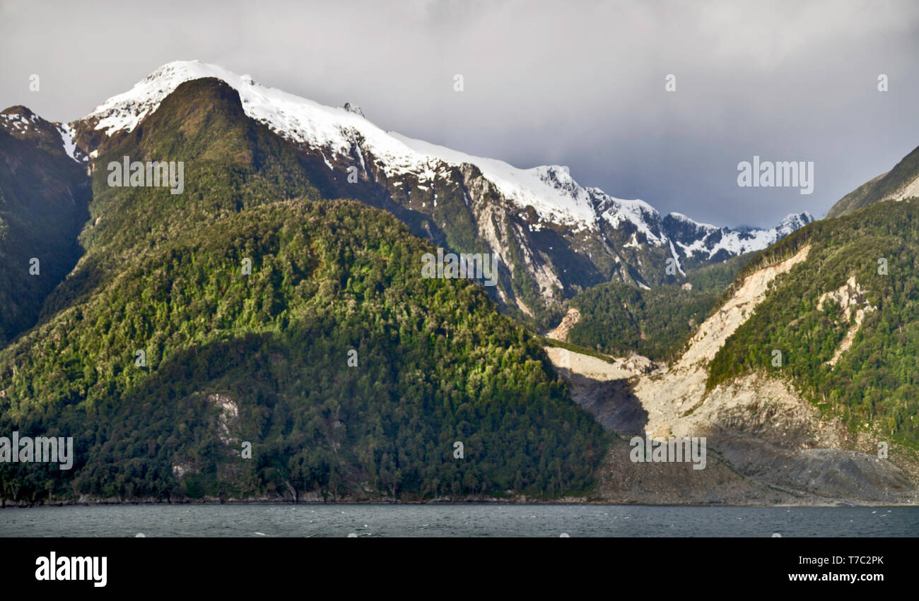 Moutainous unihabited in gran parte boschiva costiera di Patagonia visto da una nave da crociera a San Rafael ghiacciaio nel sud del Cile. Foto Stock