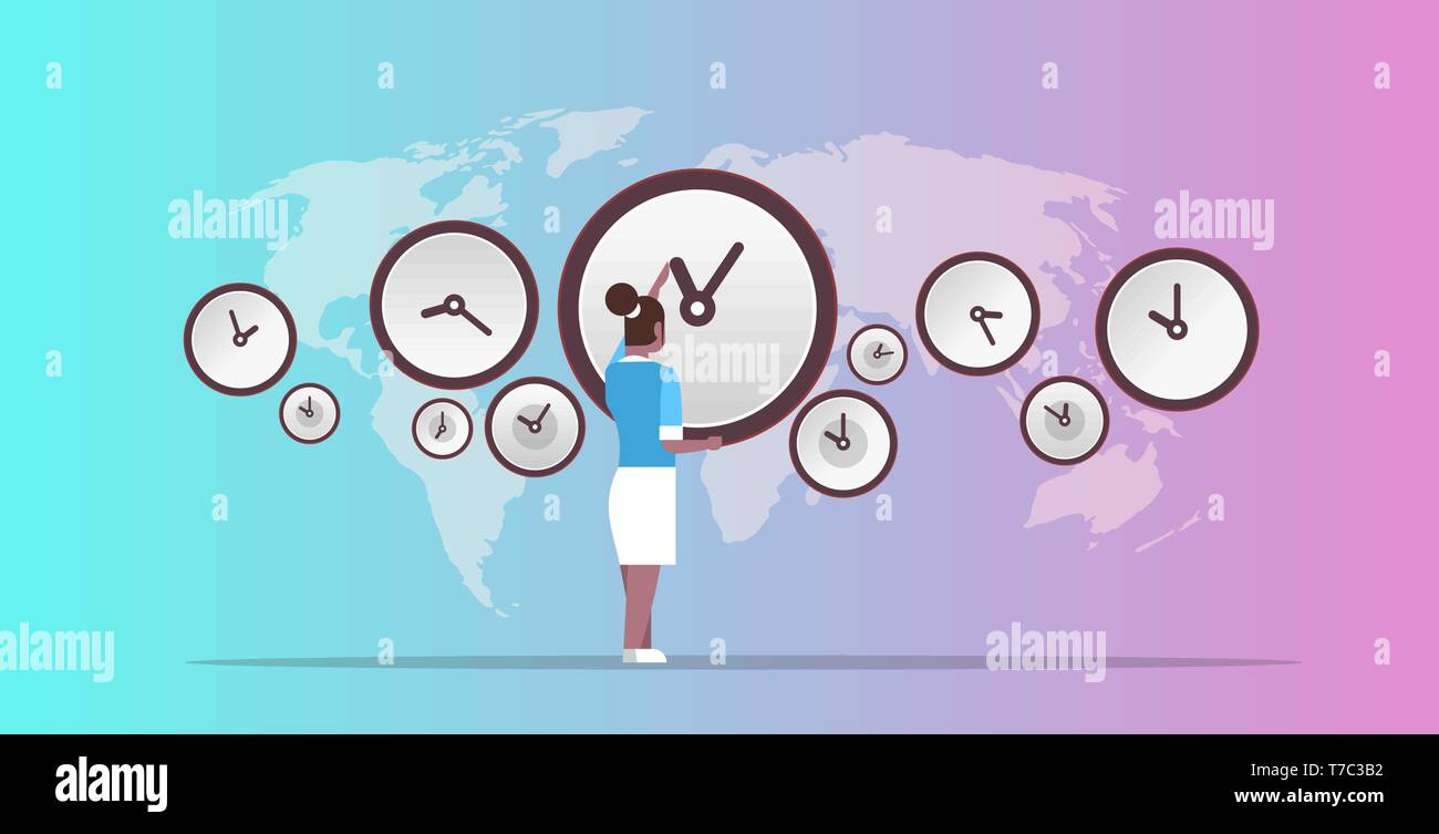 Imprenditrice puntando sulla parete orologi con diverse città gestione del tempo termine concetto ameriscan africana business donna sulla mappa del mondo Illustrazione Vettoriale