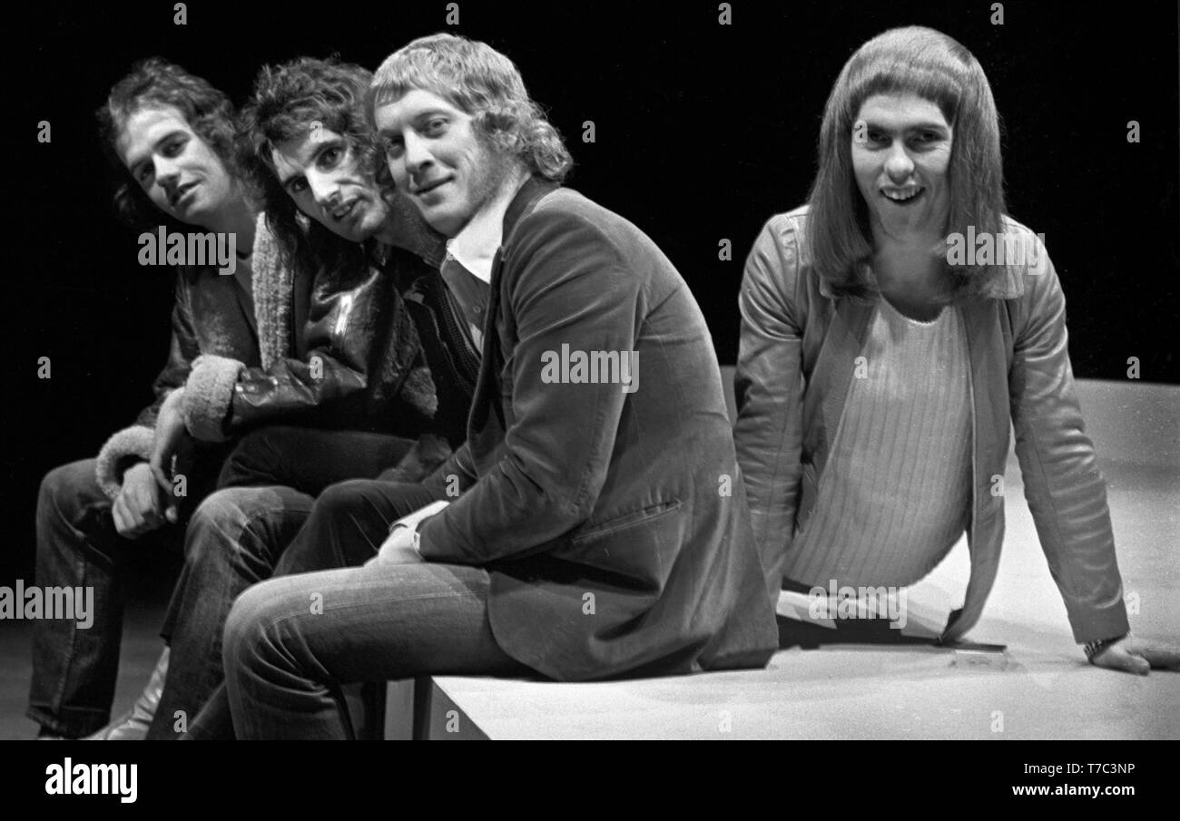 Amsterdam, Paesi Bassi - 01 gennaio: Slade poste ad Amsterdam, nei Paesi Bassi nel 1972 L-R Jim Lea, , Don Powell, Noddy titolare, Dave Hill Foto Stock