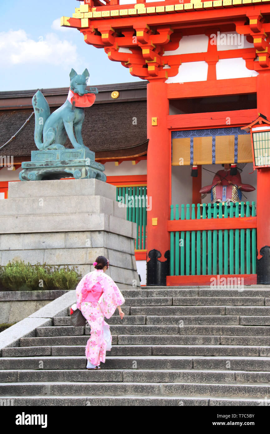 Ragazza in tradizionali abiti giapponesi di kimono (yukata) salite le scale in Fushimi Inari santuario a Kyoto, Giappone Foto Stock