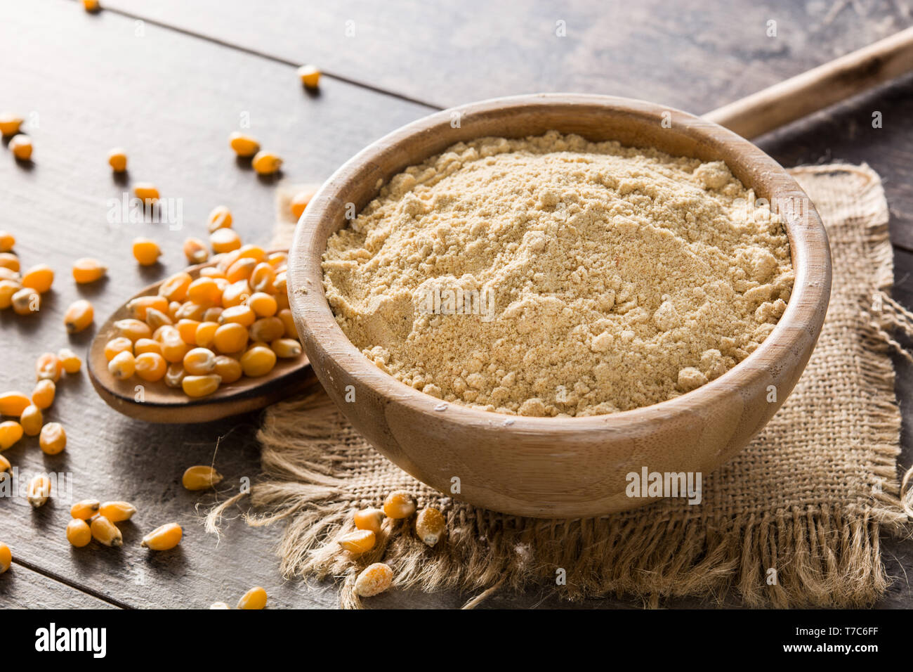 La farina di mais nella ciotola sul tavolo di legno Foto Stock