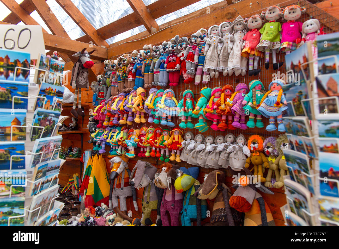 Trakai, Lituania - Mart 17, 2019: colorati lavorati a maglia fatti a mano bambole in strada store. Hobby e small business delle donne. Foto Stock