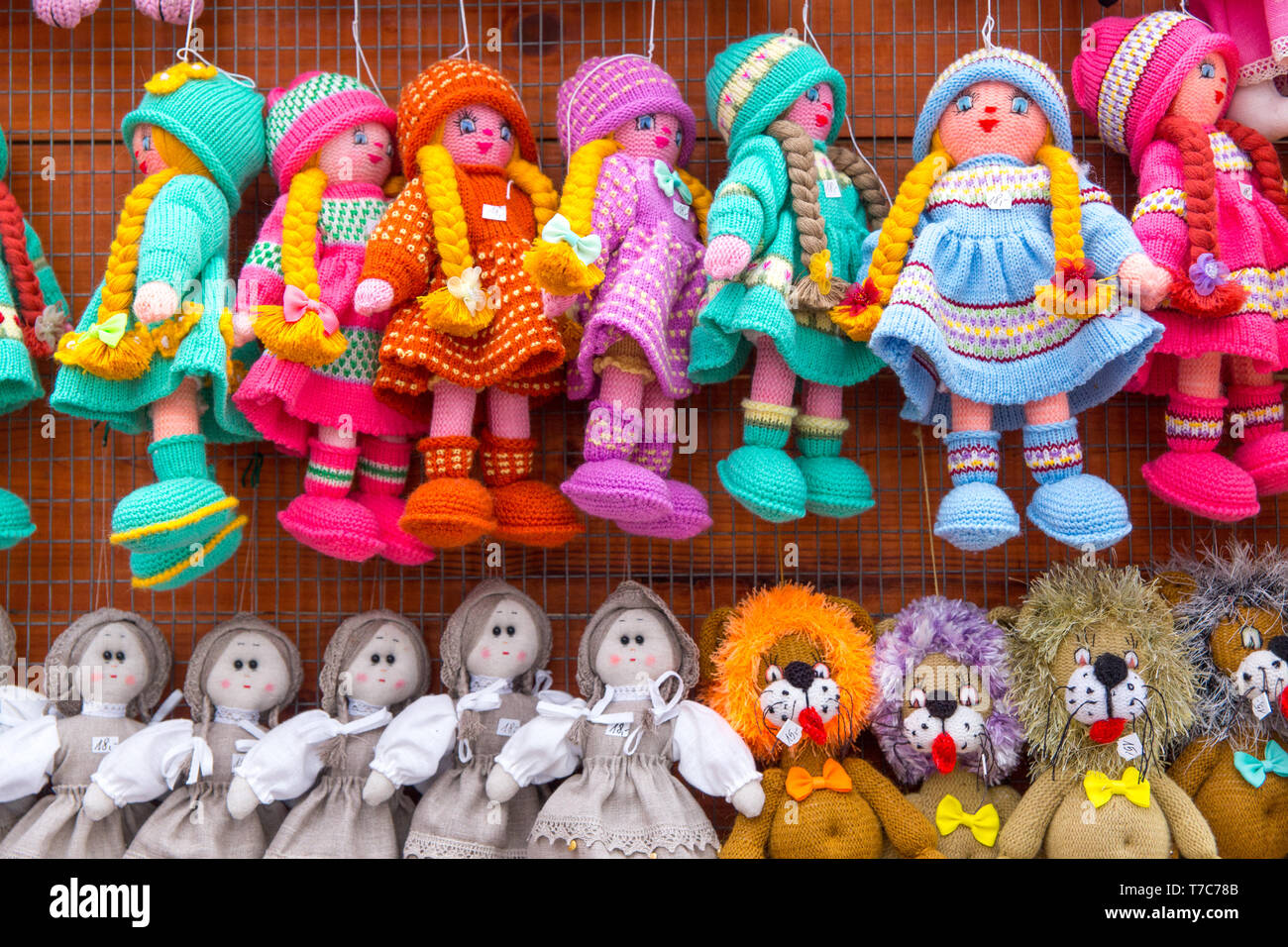 Trakai, Lituania - Mart 17, 2019: colorati lavorati a maglia fatti a mano bambole in strada store. Hobby e small business delle donne. Foto Stock