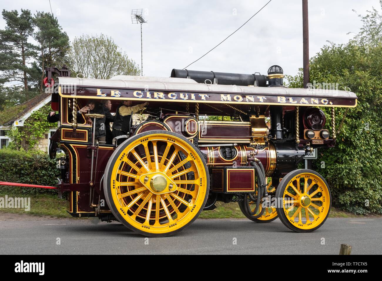 Con trazione a vapore il motore a un evento di Hampshire, Regno Unito, una nuova build di repliche di Fowler 10 NHP Super Lion Showmans locomotiva della strada n. 19989 " Avanti " XG 2010 Foto Stock