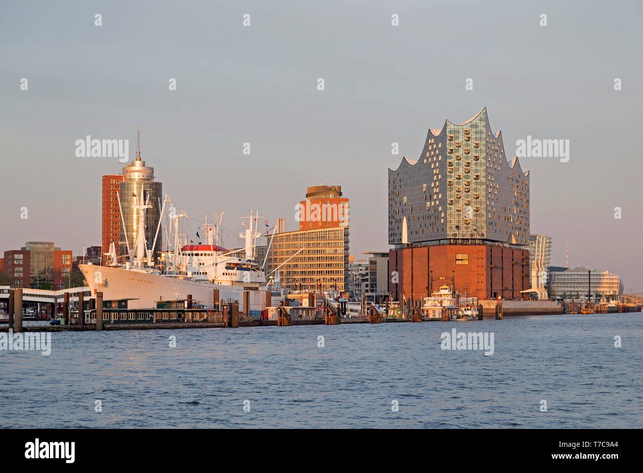 Museo-nave Cap San Diego ed Elbe Philharmonic Hall, Amburgo, Germania Foto Stock