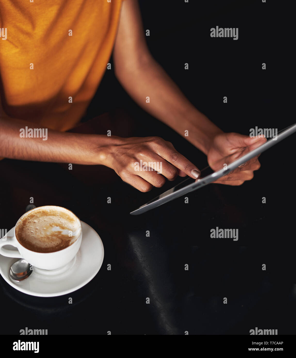 Donna di mano con tavoletta digitale in cafe Foto Stock