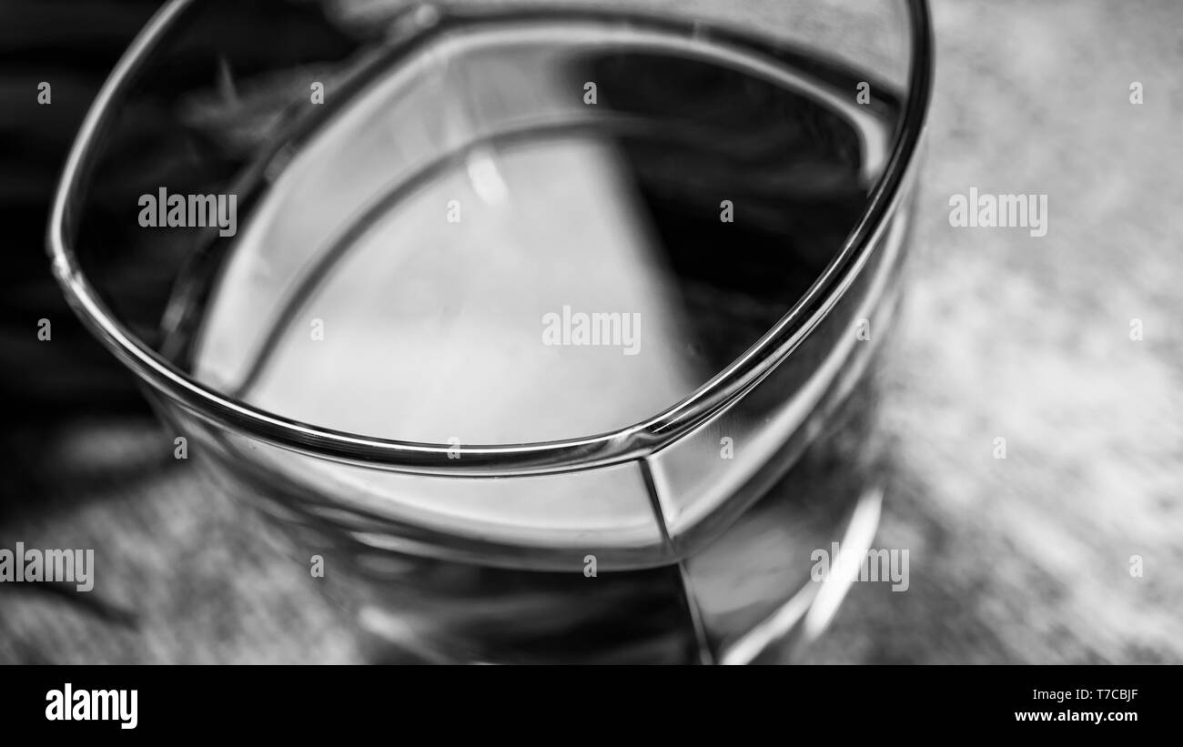 Cognac in un bicchiere Old Fashion, in bianco e nero Foto Stock