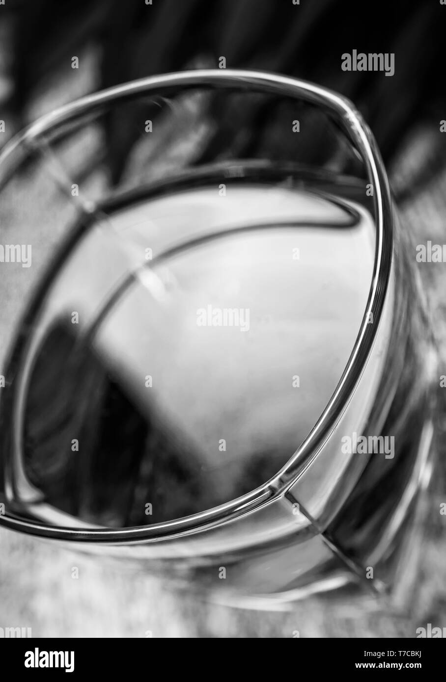 Cognac in un bicchiere Old Fashion, in bianco e nero Foto Stock