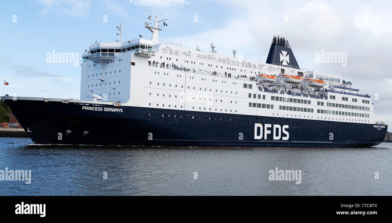 La Principessa Seaways DFDS traghetto sul Fiume Tyne dopo la partenza da Newcastle nel nord-est dell'Inghilterra. Il traghetto viaggia sulla rotta tra Newcast Foto Stock