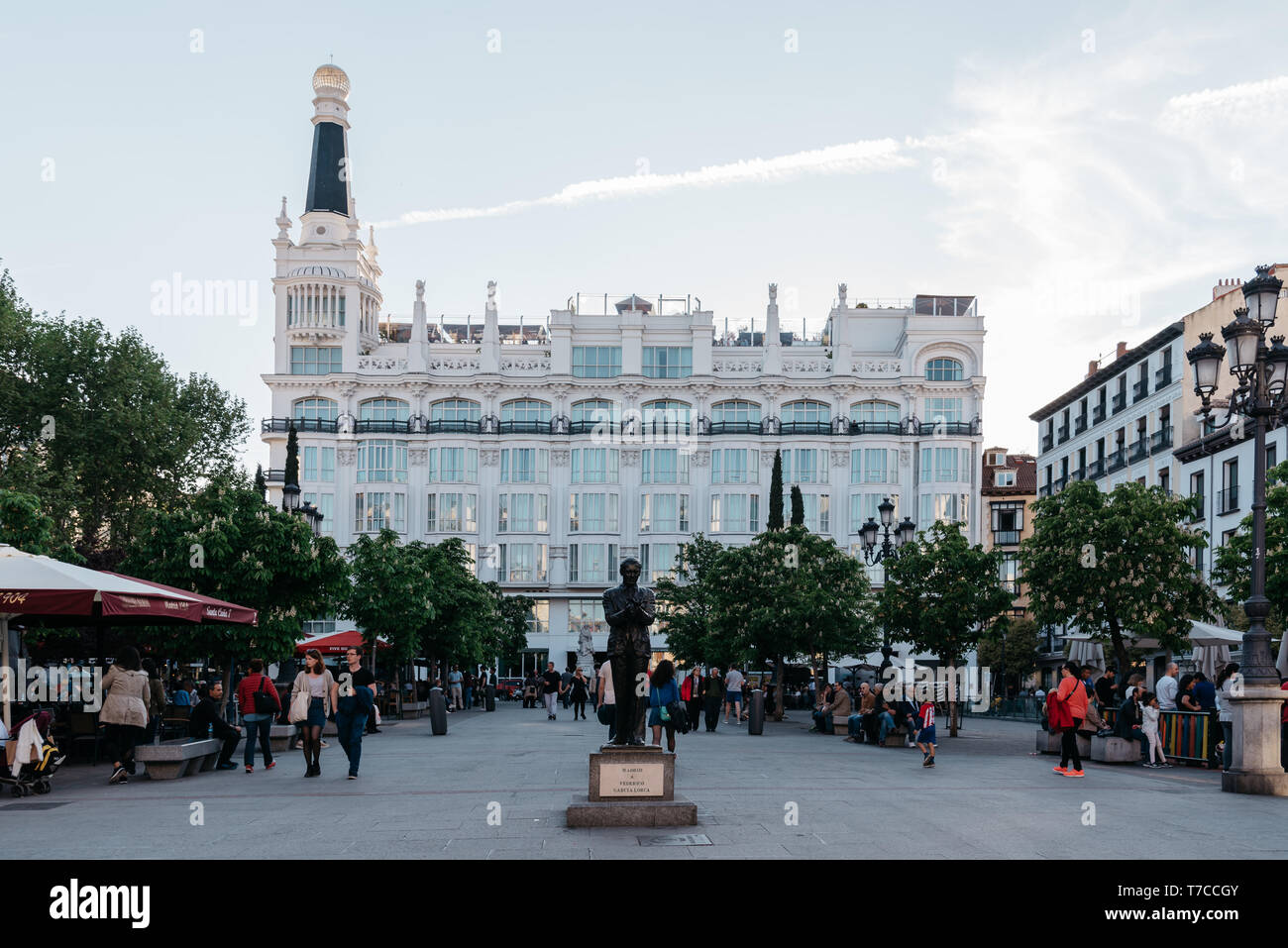 Madrid, Spagna - 14 Aprile 2019: vista panoramica della piazza di Saint Ann Santa Ana a Madrid un cielo blu al giorno. Si tratta di un plaza si trova nel centro di Madrid, ho Foto Stock