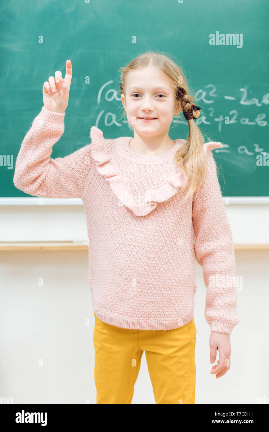 Genius schoolgirl potrebbe risolvere il compito di matematica Foto Stock