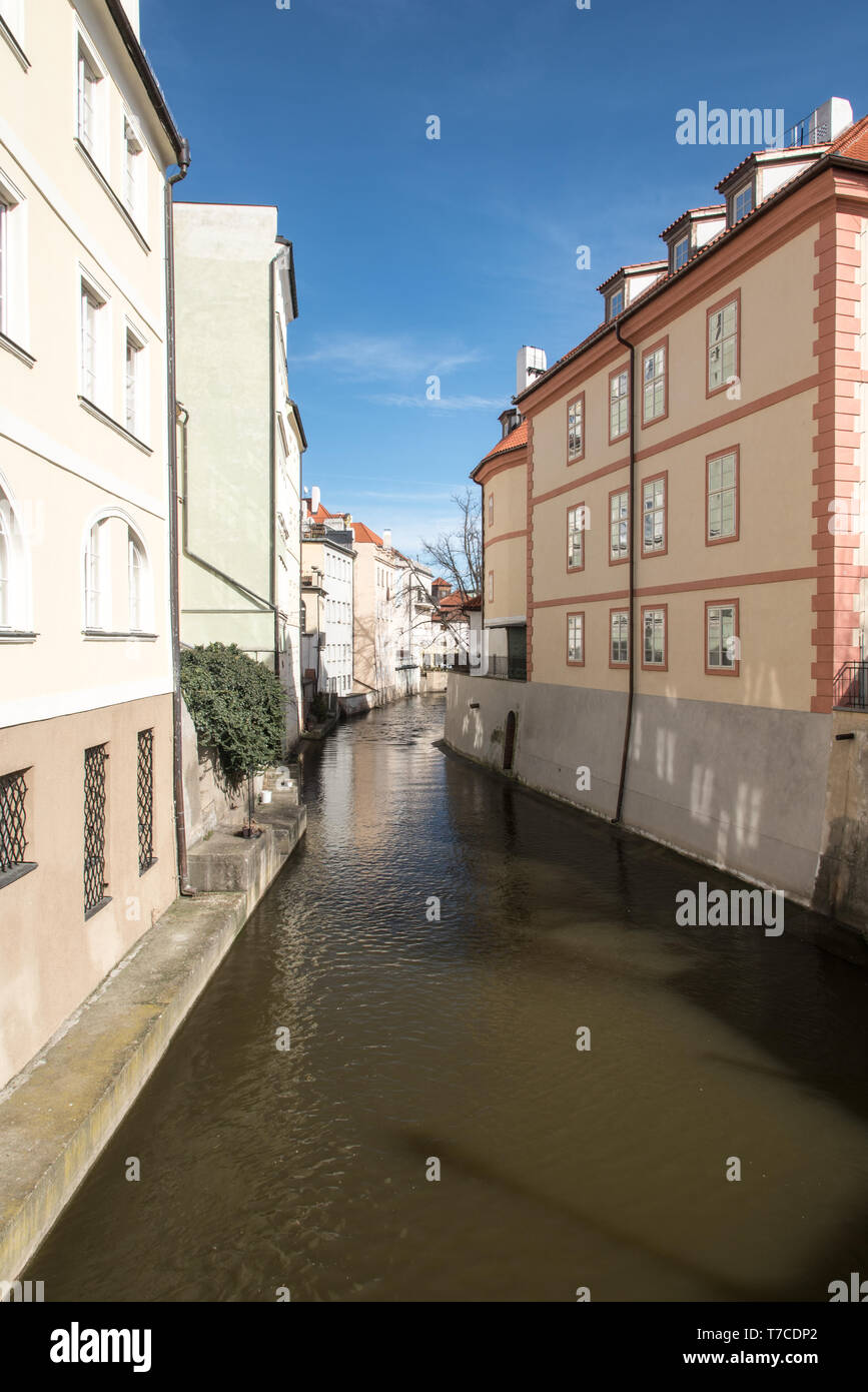 Certovka stream (canale d'acqua) con case intorno a dividere l'isola di Kampa sulla Mala Srrana a Praha city durante la bella giornata con cielo blu Foto Stock