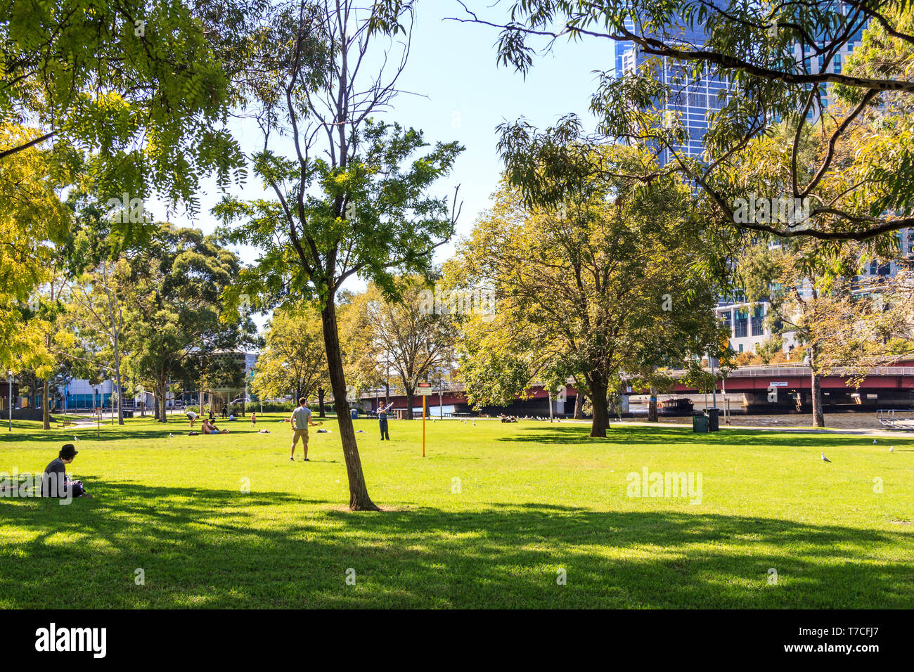 Melbourne, Australia - 20 Marzo 2013: le persone che si godono il sole nel parco di Batman. Il parco si trova sulle rive del Fiume Yarra. Foto Stock