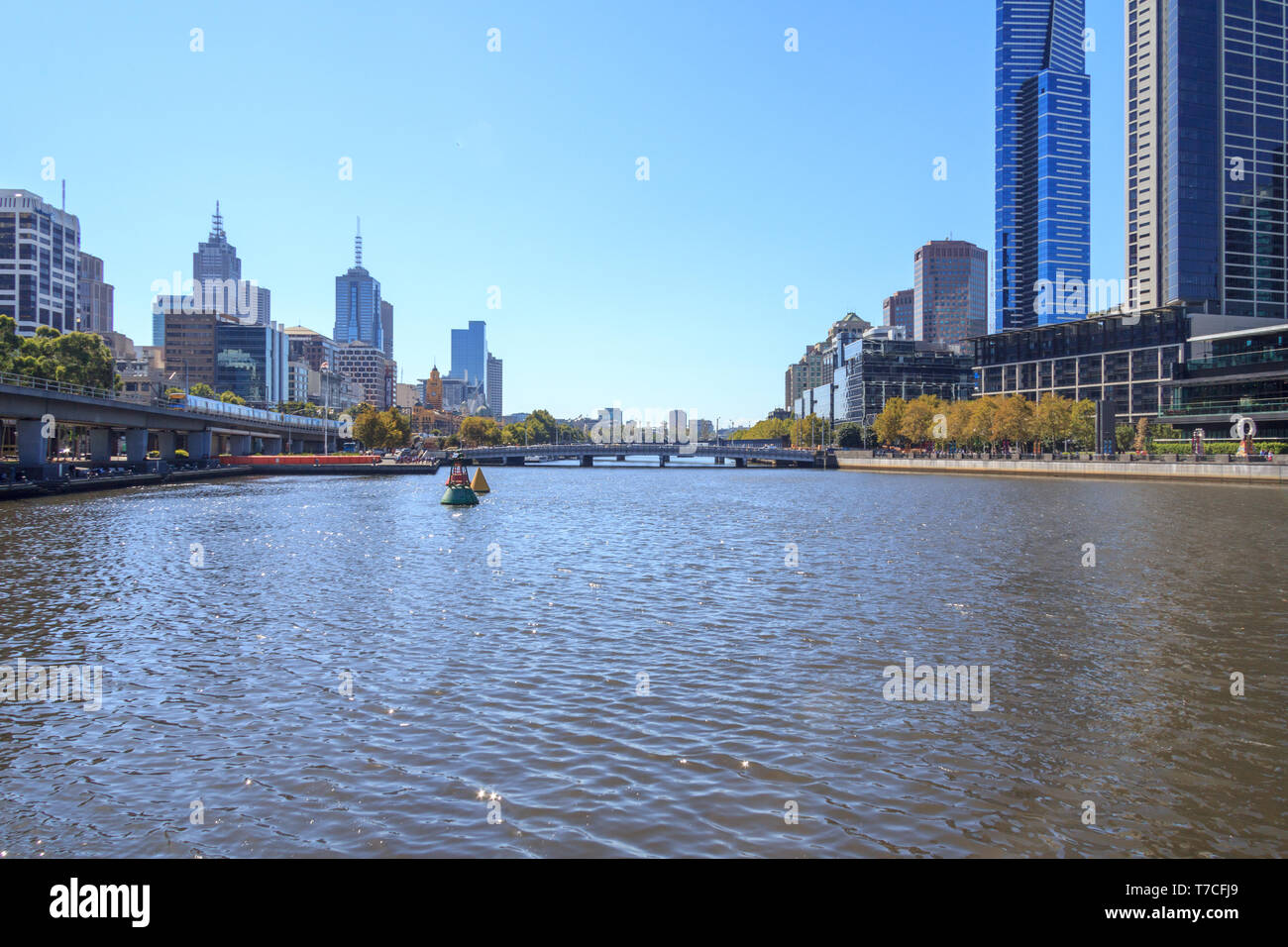 Melbourne, Australia - 20 Marzo 2013: vista giù il fiume Yarra su una calda giornata di sole. Il fiume è 242 chilometri. Foto Stock