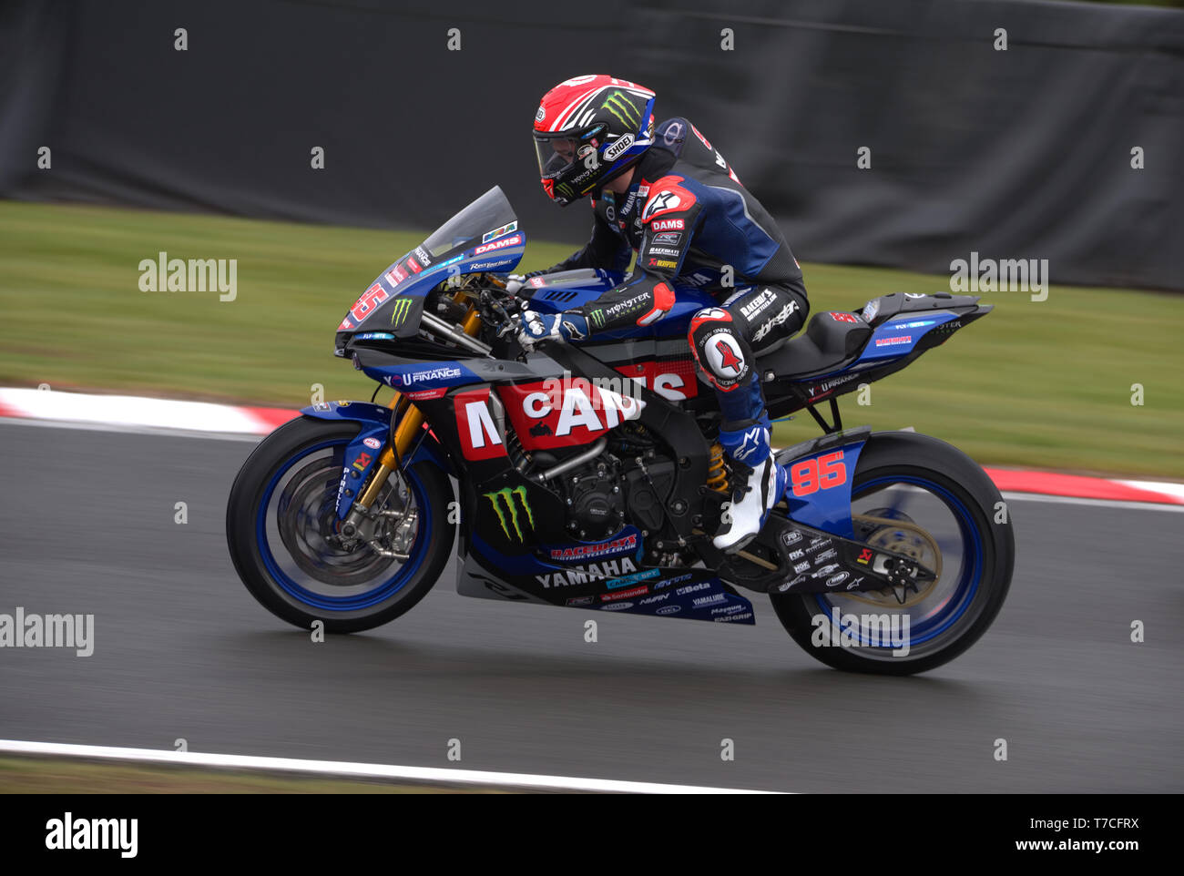 Tarrran Mackenzie in sella a una Yamaha R1 ad Oulton Park Foto Stock