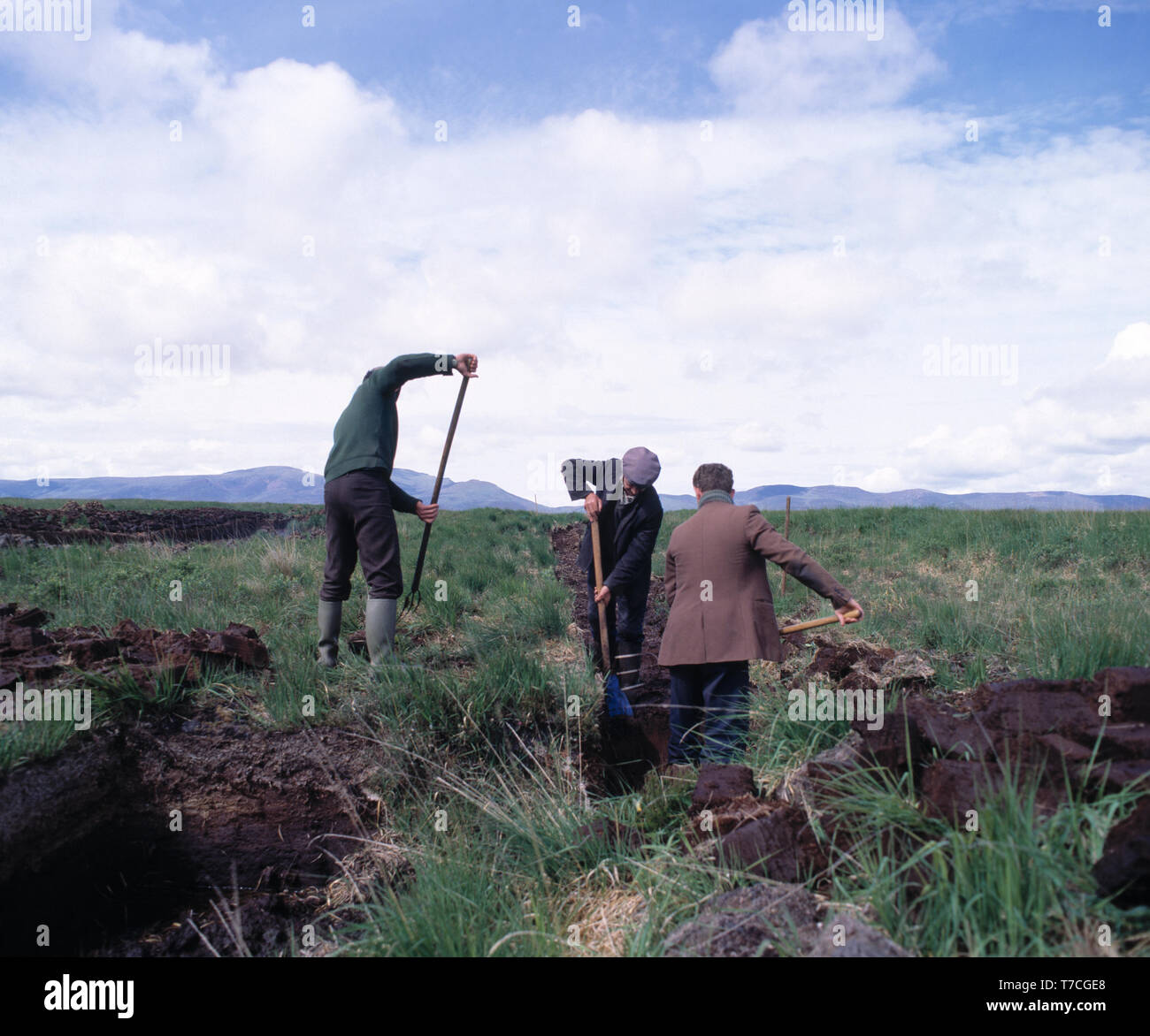 Gli uomini che lavorano in su irish bog il taglio di torba, nella contea di Kerry, Irlanda Foto Stock