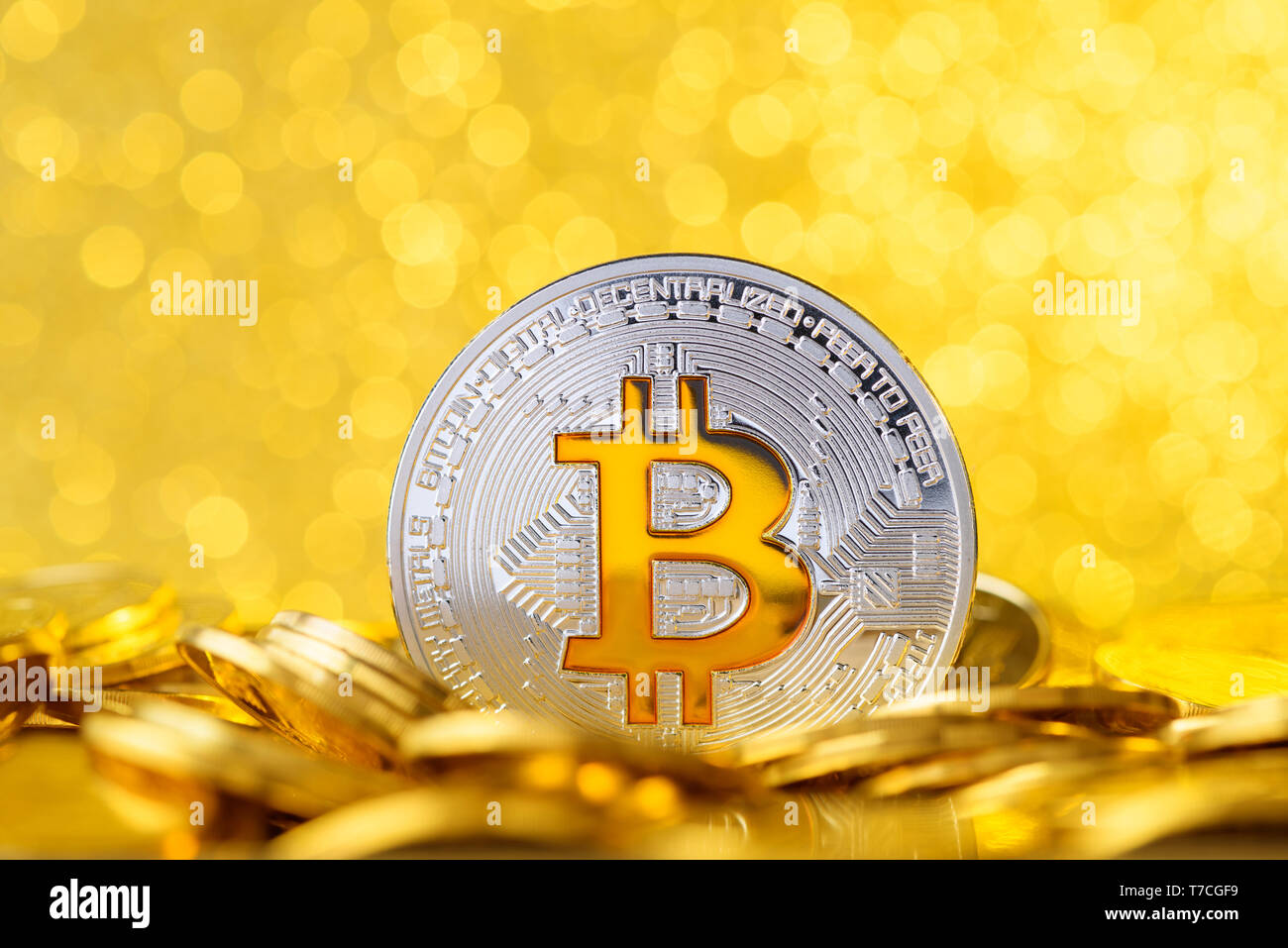 Bitcoin con simbolo di bit sul cavalletto di monete in pila su monete d oro Foto Stock