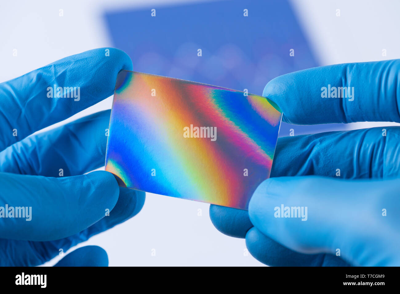 Pezzo di nuovo tipo di materiale o di rivestimento sottile con proprietà migliorate in laboratorio nelle mani dello scienziato Foto Stock