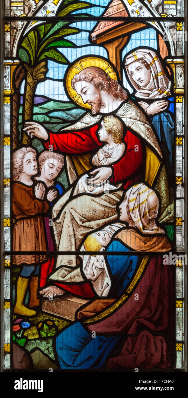 Finestra di vetro colorato nella chiesa di Saint Michael, Peasenhall, Suffolk, Inghilterra, Regno Unito circa 1868 da Ward e Hughes Gesù Cristo e soffrire il piccolo Chil Foto Stock