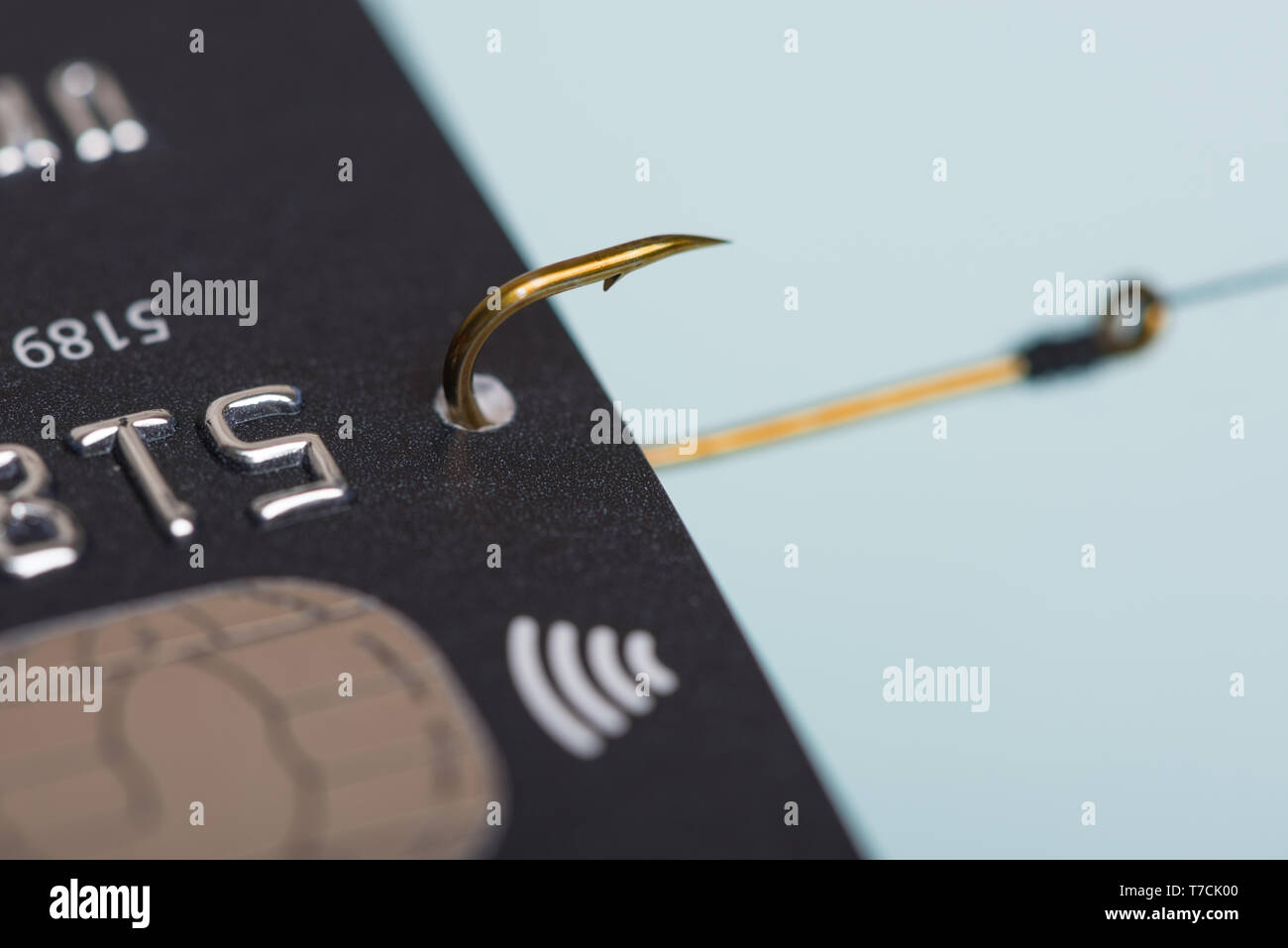 Foto macro di carta di credito sul gancio di pesca di frode perdita dati denaro rubando il concetto di phishing Foto Stock