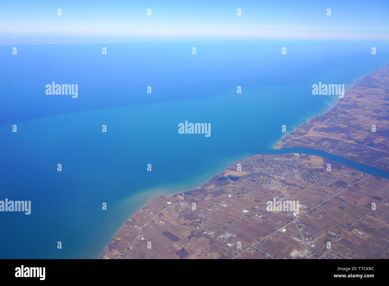 Vista aerea del Fiume Niagara, Lago Ontario, la città di Niagara sul lago e la frontiera tra gli Stati Uniti e il Canada Foto Stock