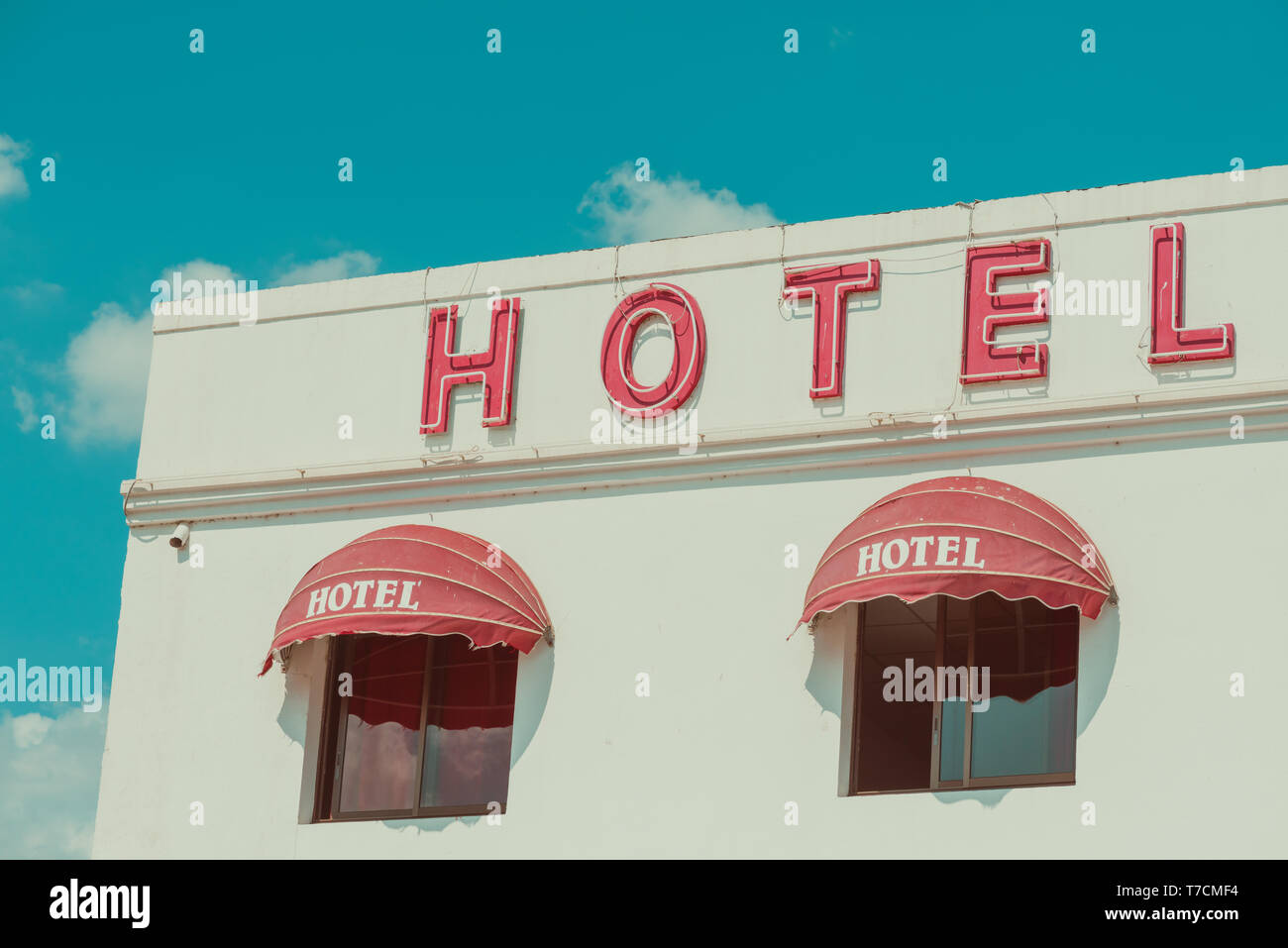 Vecchio hotel immondo facciata con vintage segno al neon retrò stilizzato di colore Foto Stock