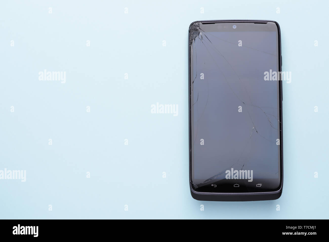 Rotto lo schermo dello smartphone. Telefono di vetro touch screen rotto dopo caduta, vista dall'alto con spazio di copia Foto Stock