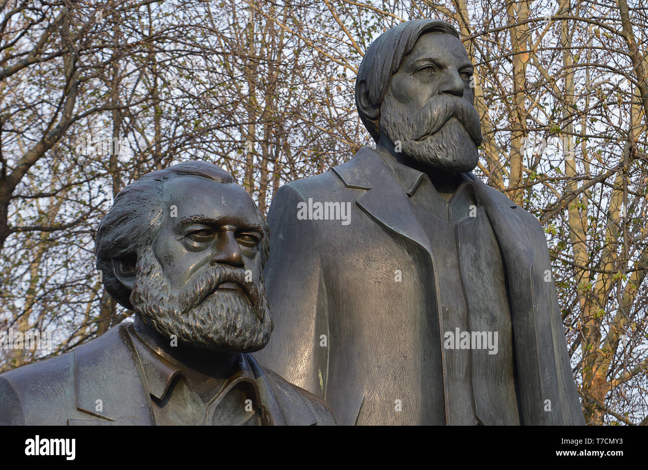 Berlino, Germania - 3 April 2019: Statue di Karl Marx e Friedrich Engels eretta nel Marx-Engels Forum, dall'Oriente autorità tedesche. Foto Stock