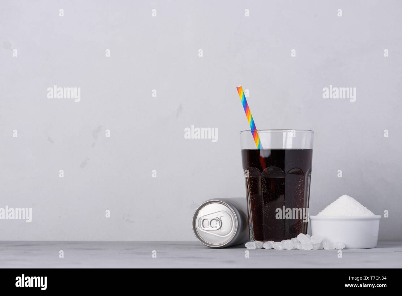 Zuccherino di soft drink con elevato contenuto di zucchero concetto con lato spazio di copia Foto Stock