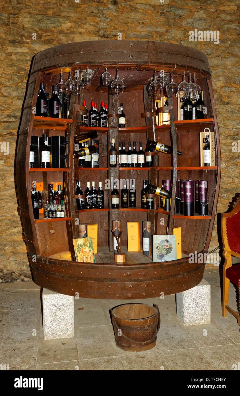 Vino, display grande canna decorativo; le bottiglie di vino; occhiali; Avesada cantina; Europa; Favaios; Portogallo; verticale Foto Stock