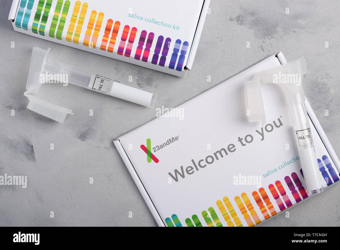 Kiev, Ucraina - 17 Ottobre 2018: 23andMe personal test genetico la saliva raccolta, kit con tubo e scatola sulla tabella vista aerea. Editoriale illustrativa Foto Stock