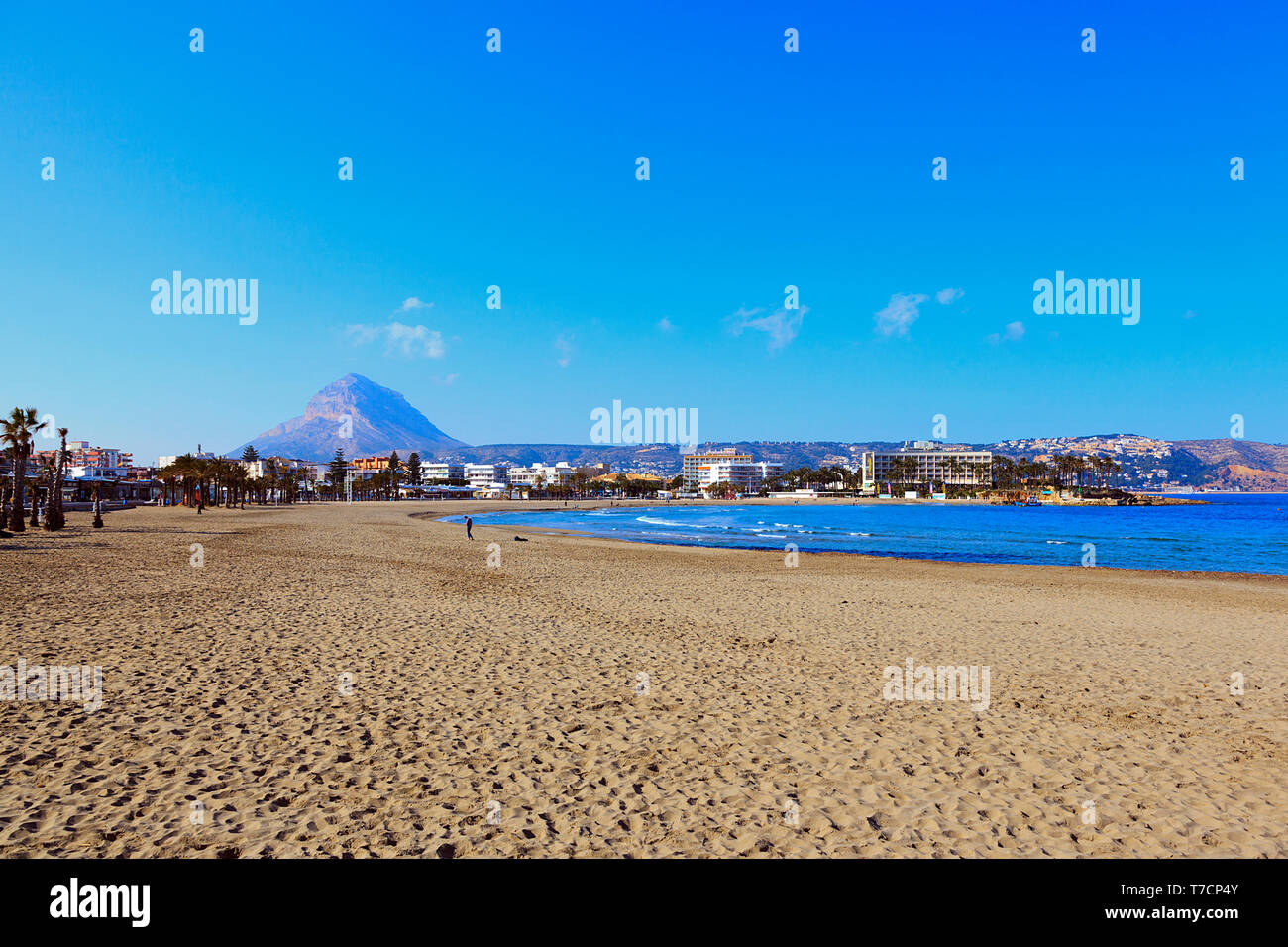 Platja del Arenal Jåvea con Mont Mongo in lontananza sulla Costa Blanca, Spagna Foto Stock
