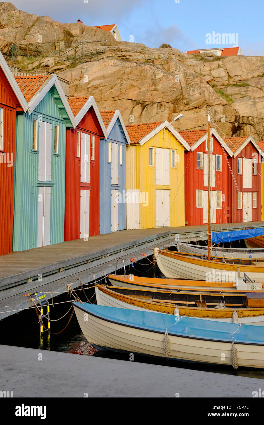 In maniera colorata di legno verniciato di pesca tradizionali capanne in barca / cabine in Smogen sulla costa di Bohuslan in Vastra Gotaland Svezia Foto Stock