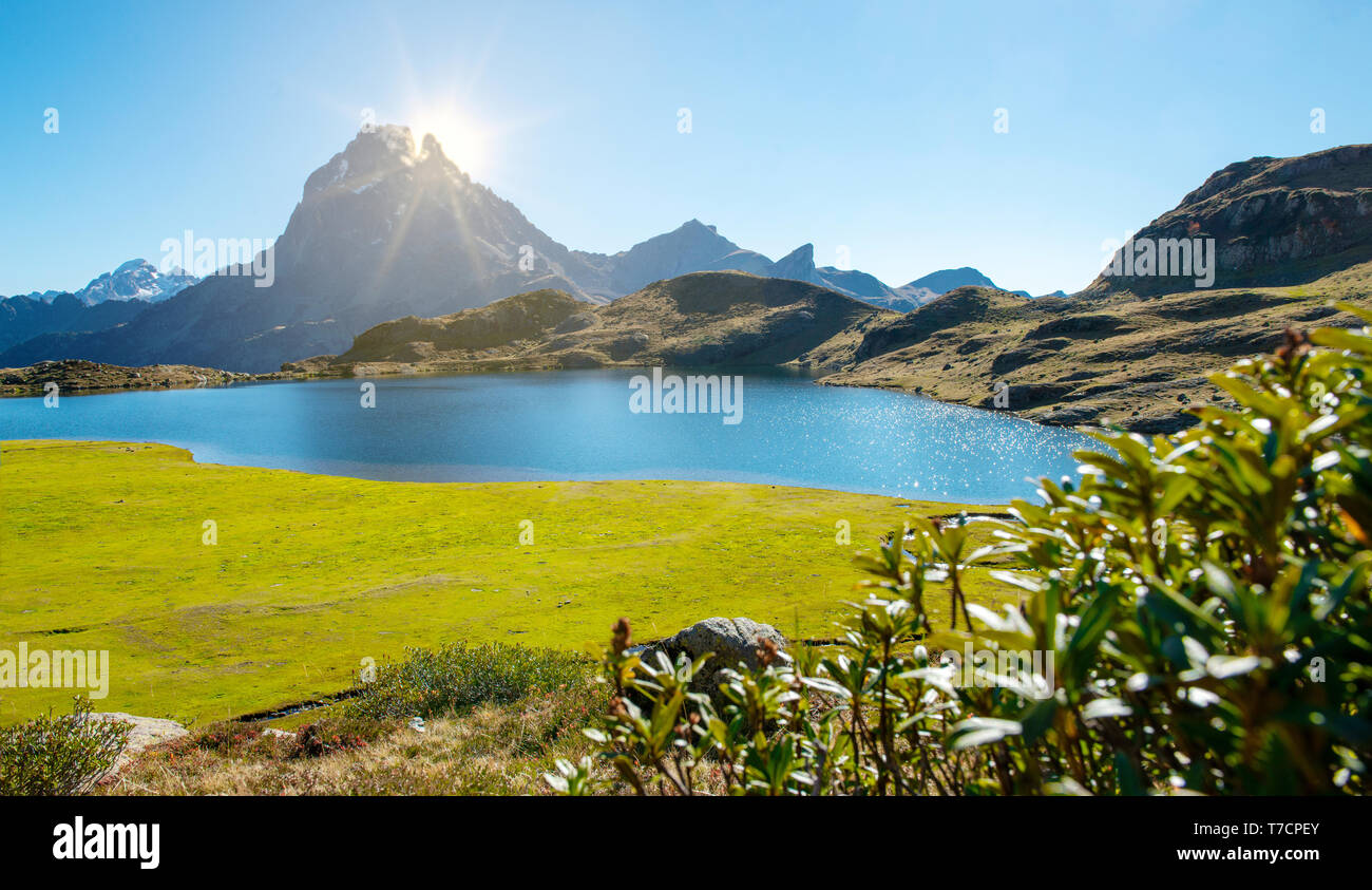 Una vista del famoso Pic du Midi Ossau nei Pirenei francesi montagne Foto Stock
