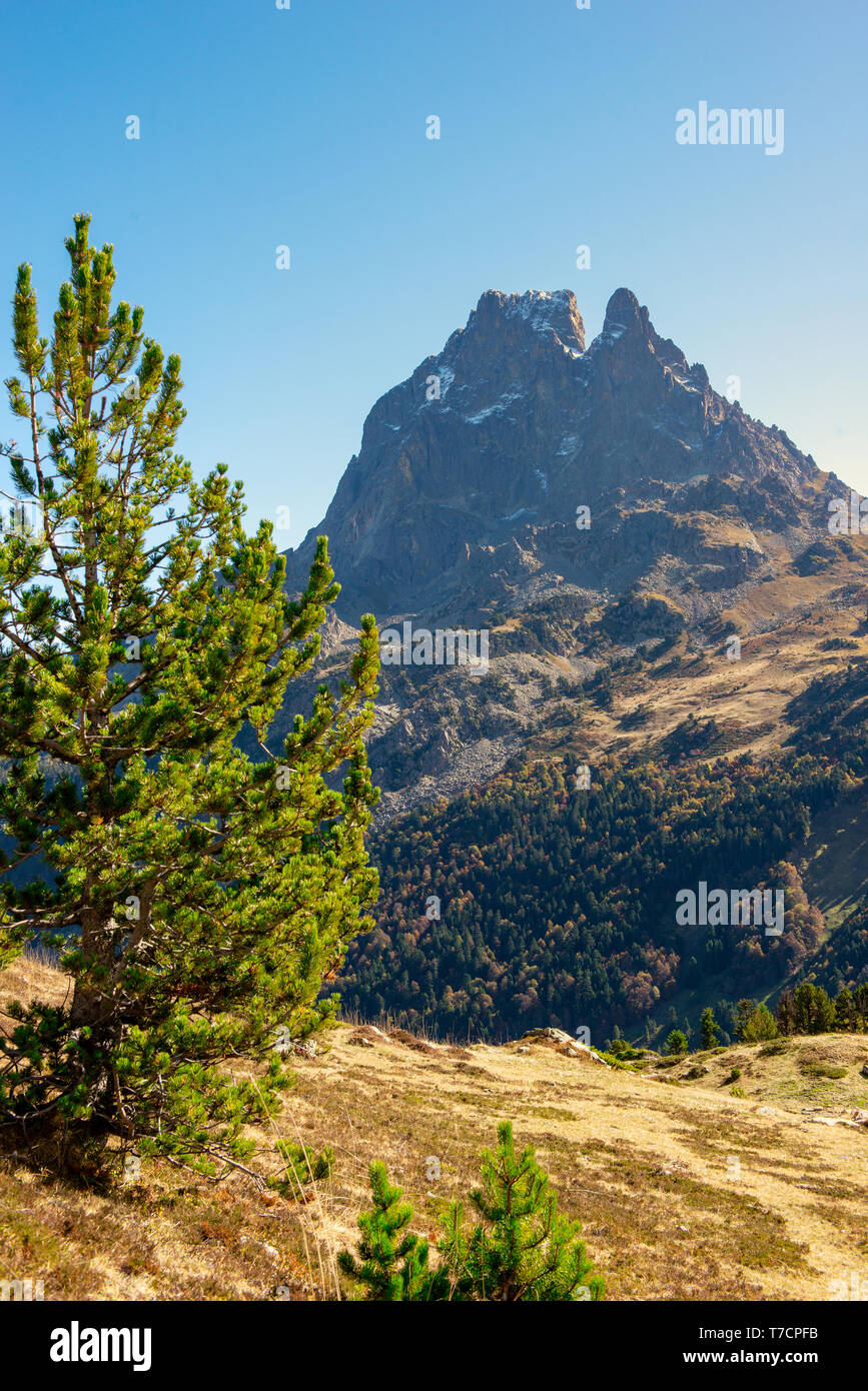 Una vista del famoso Pic du Midi Ossau nei Pirenei francesi montagne Foto Stock