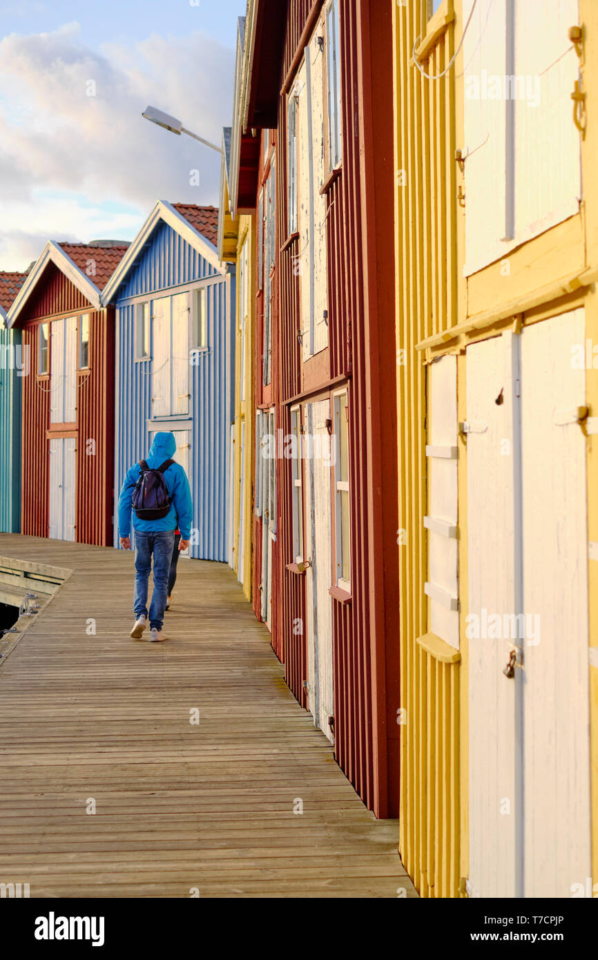 In maniera colorata di legno verniciato di pesca tradizionali capanne in barca / cabine in Smogen sulla costa di Bohuslan in Vastra Gotaland Svezia Foto Stock