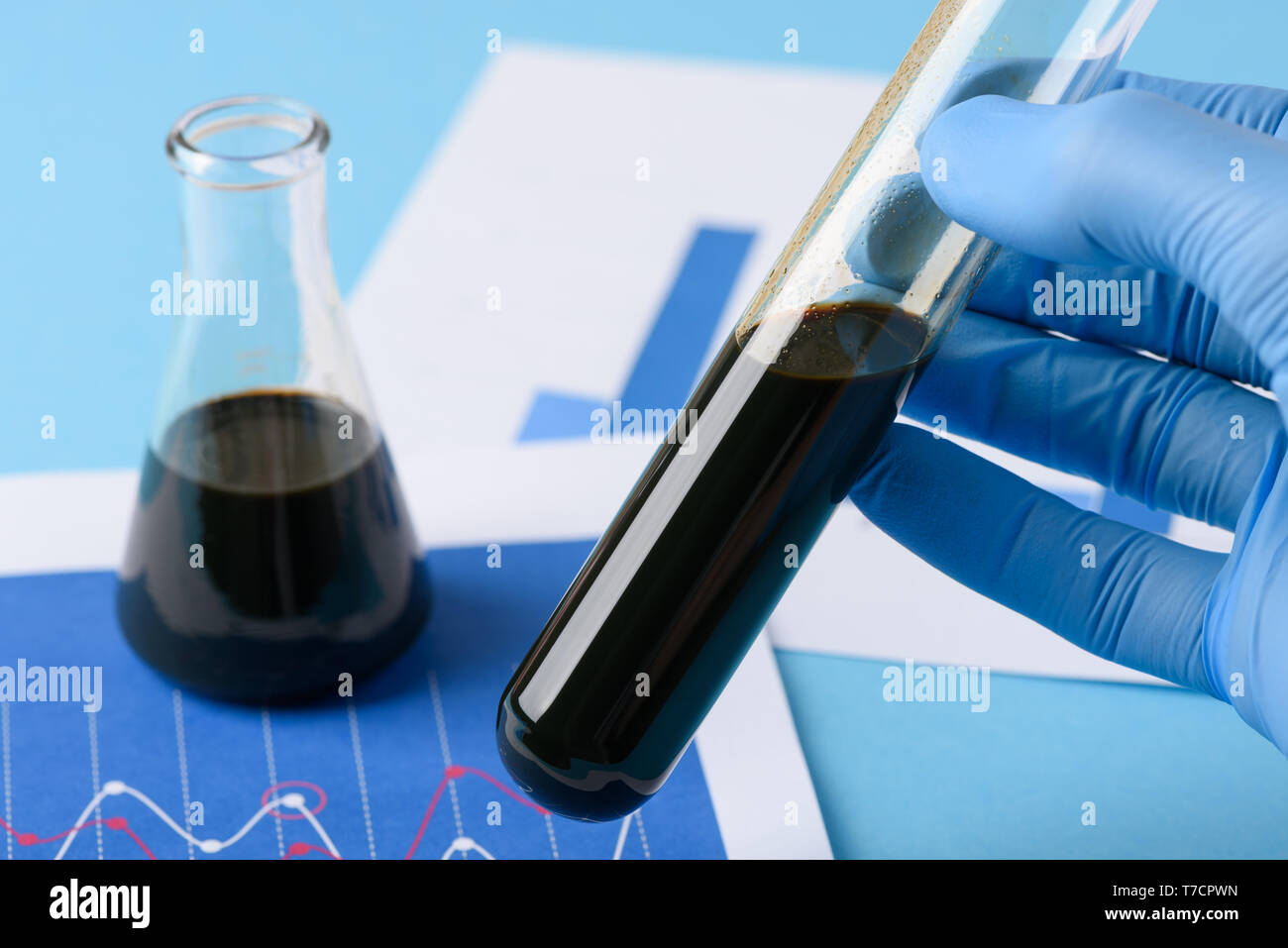 Test di laboratorio di olio grezzo in una fiala in mano dello scienziato. Non trattate naturale olio crudo. Foto Stock