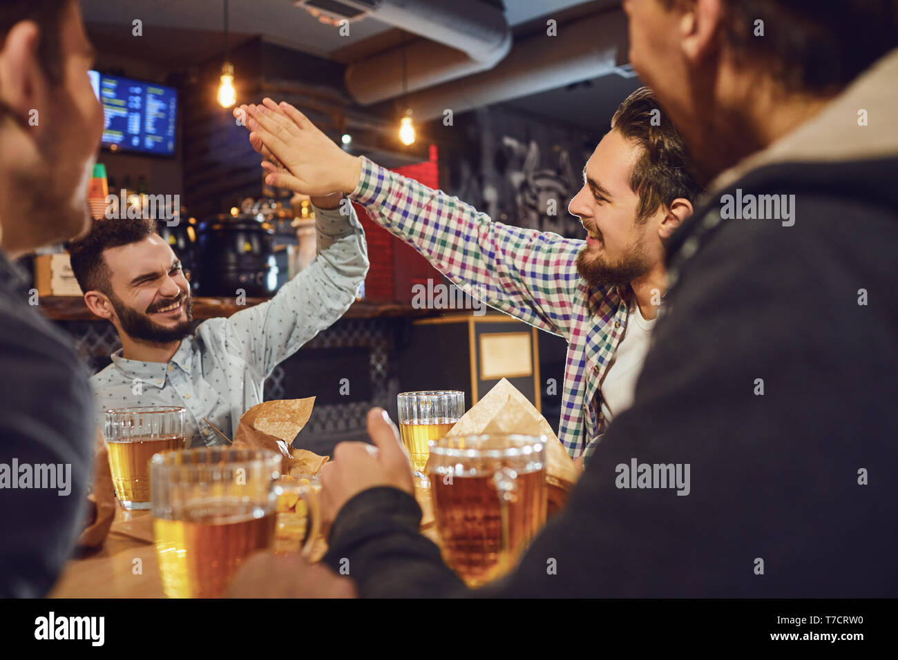 I giovani in un incontro in un pub. Foto Stock